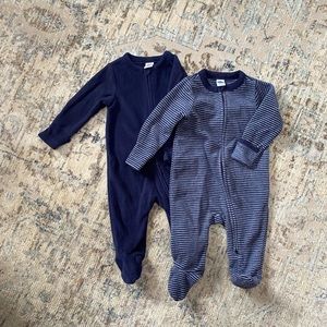 3-6 month Old Navy Fleece one piece footie pajamas bundle. Includes both pajamas